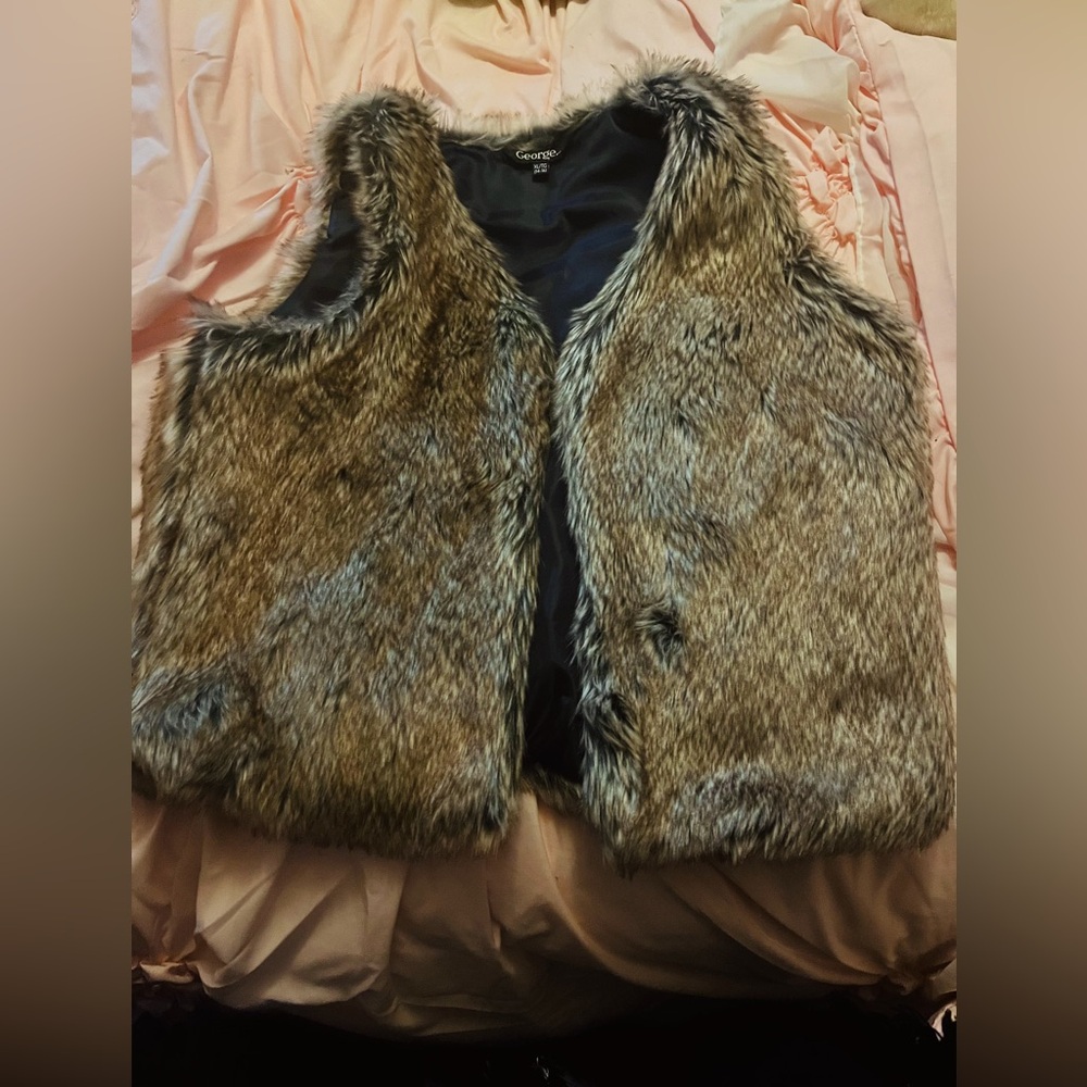 George faux fur vest in Xtralrg